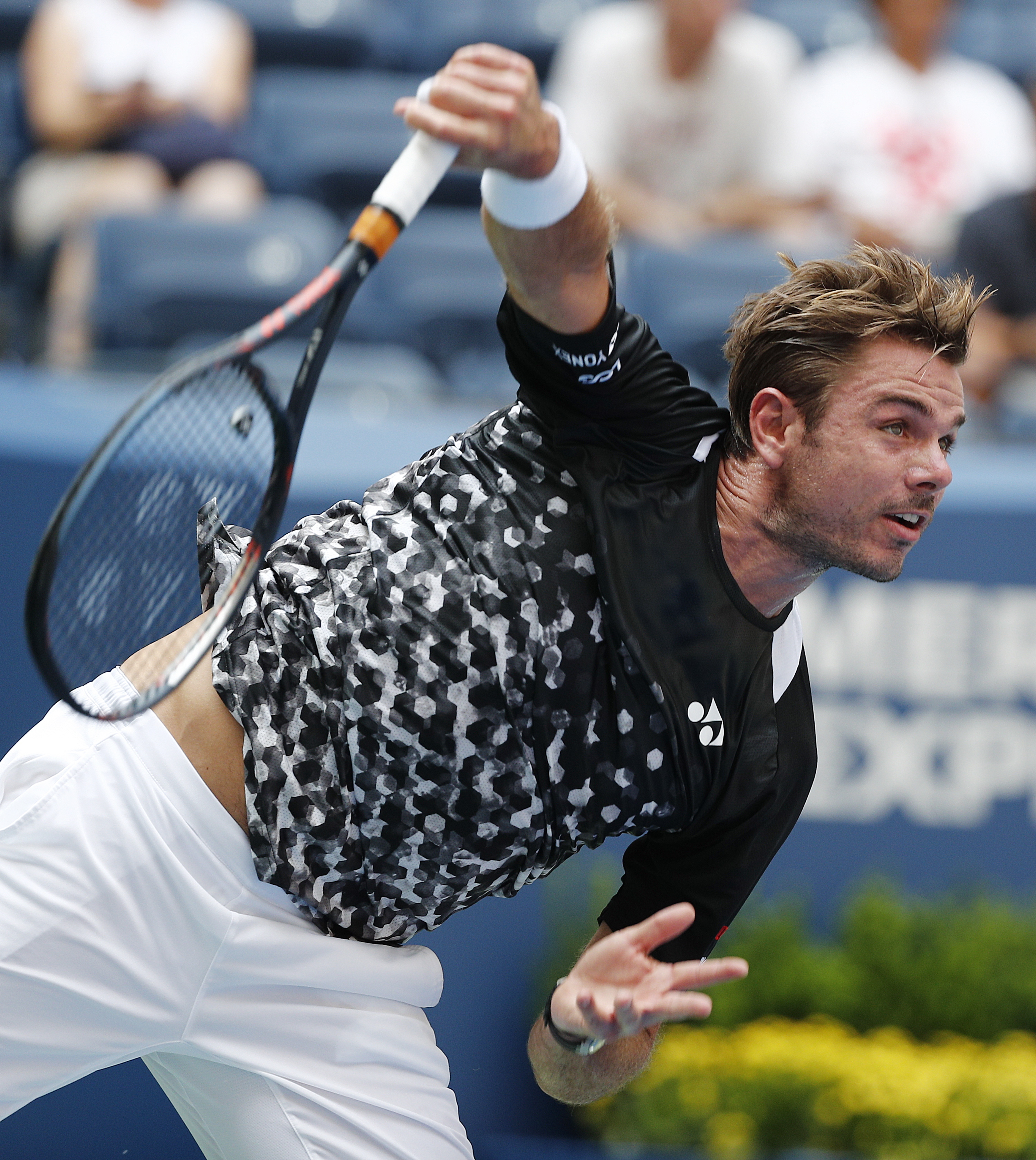 美国网球队强势西班牙网球队，瓦林卡统治全场的简单介绍