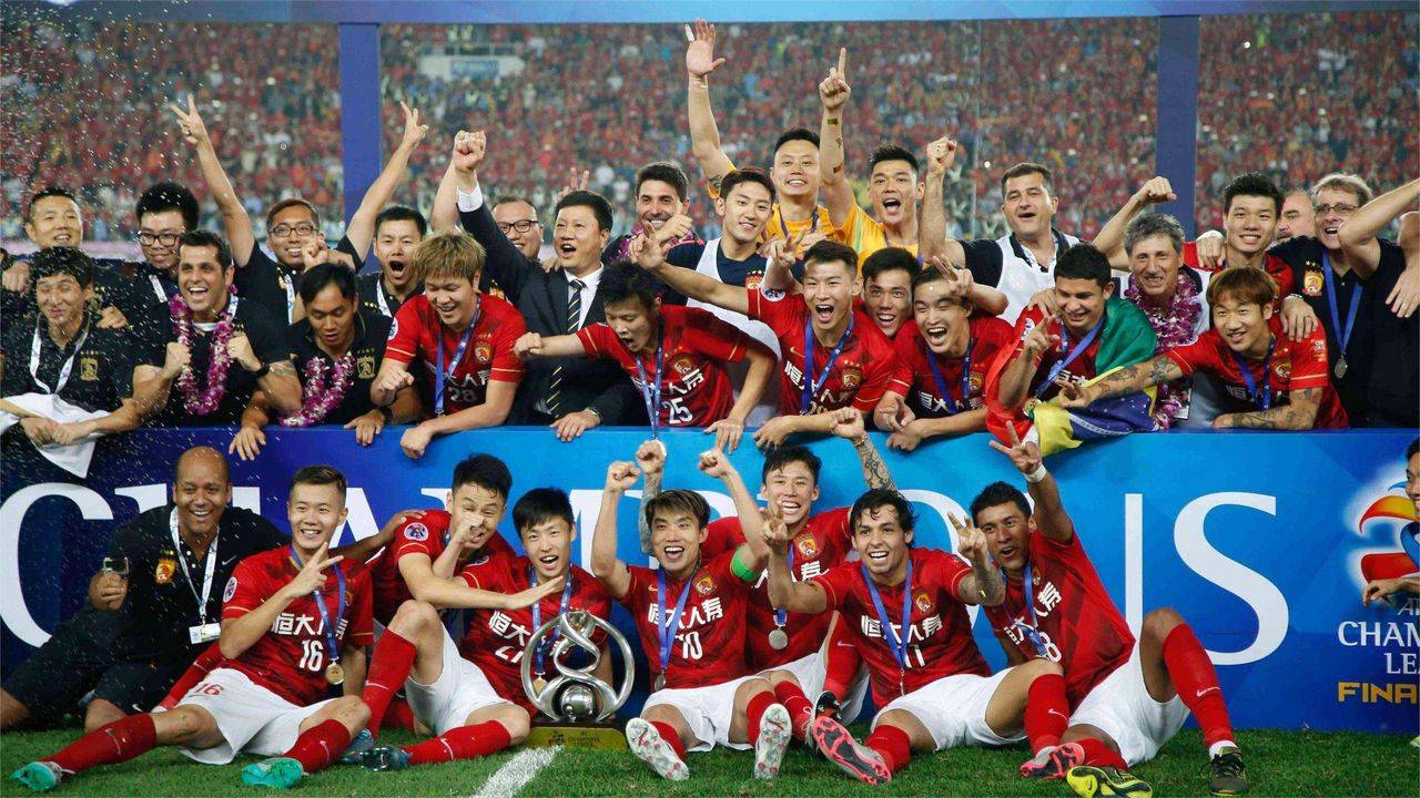 开云足球直播-中超冠军之争激烈升级，球队实力对抗加剧