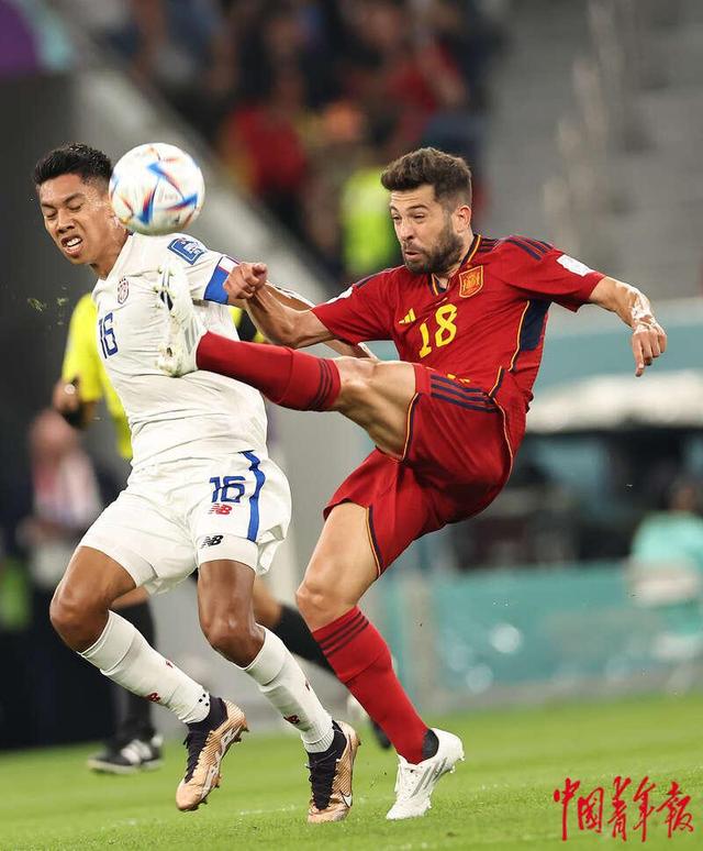 精彩足球对决，球员技巧娴熟展现