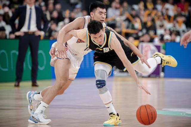 篮球联赛战况激烈,球员实力逐渐呈现 篮球联赛战况激烈,球员实力逐渐呈现