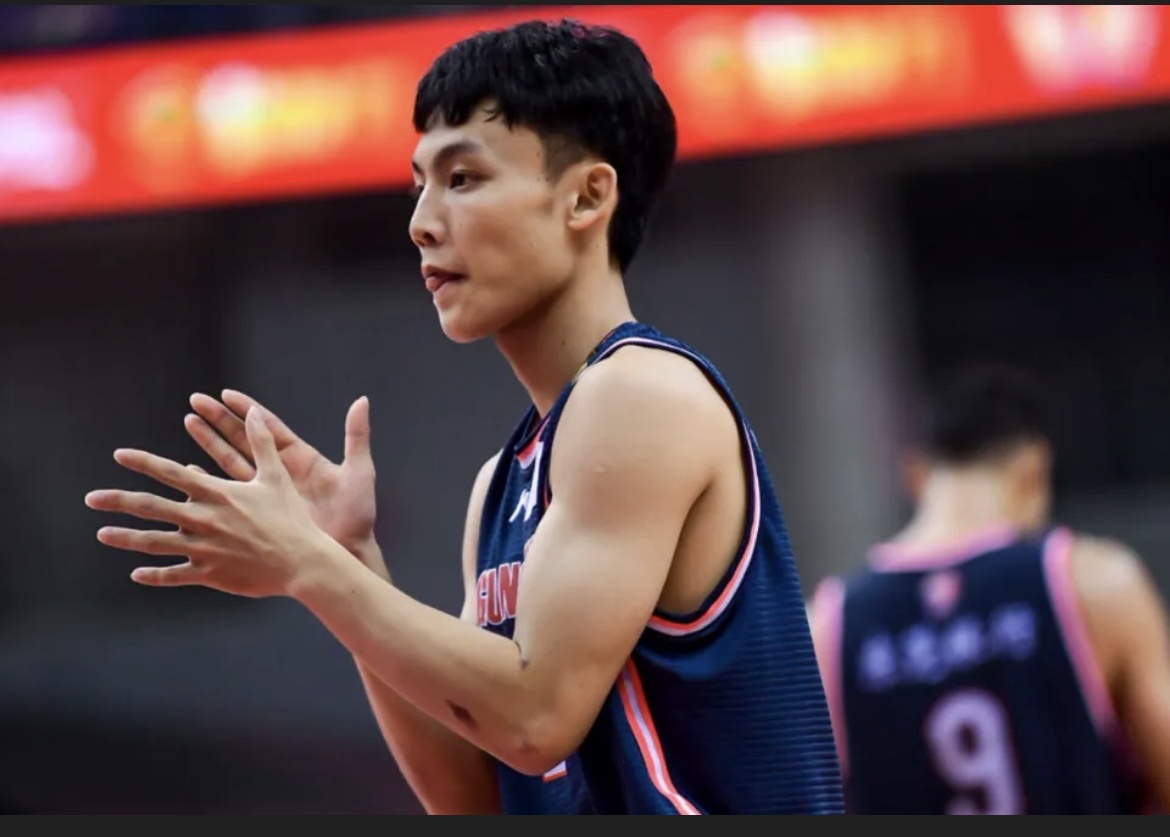 广东队碾压尼克斯，浓眉哥状态火热