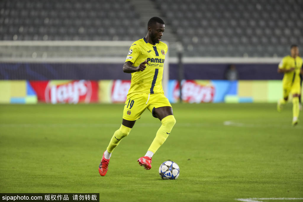 大连队后卫突破纪录,赛场表现耀眼 大连队后卫突破纪录,赛场表现耀眼