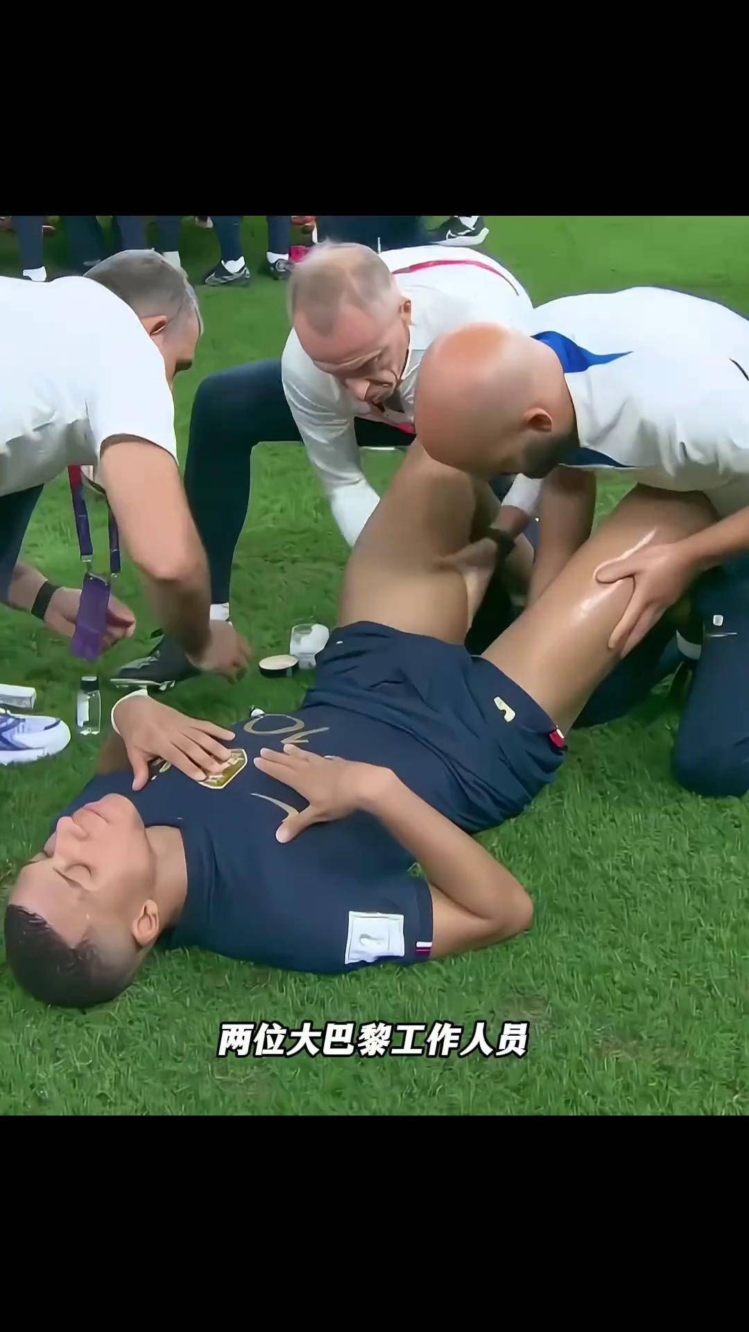 球员技艺精湛,展现球场精彩瞬间 球员技艺精湛,展现球场精彩瞬间