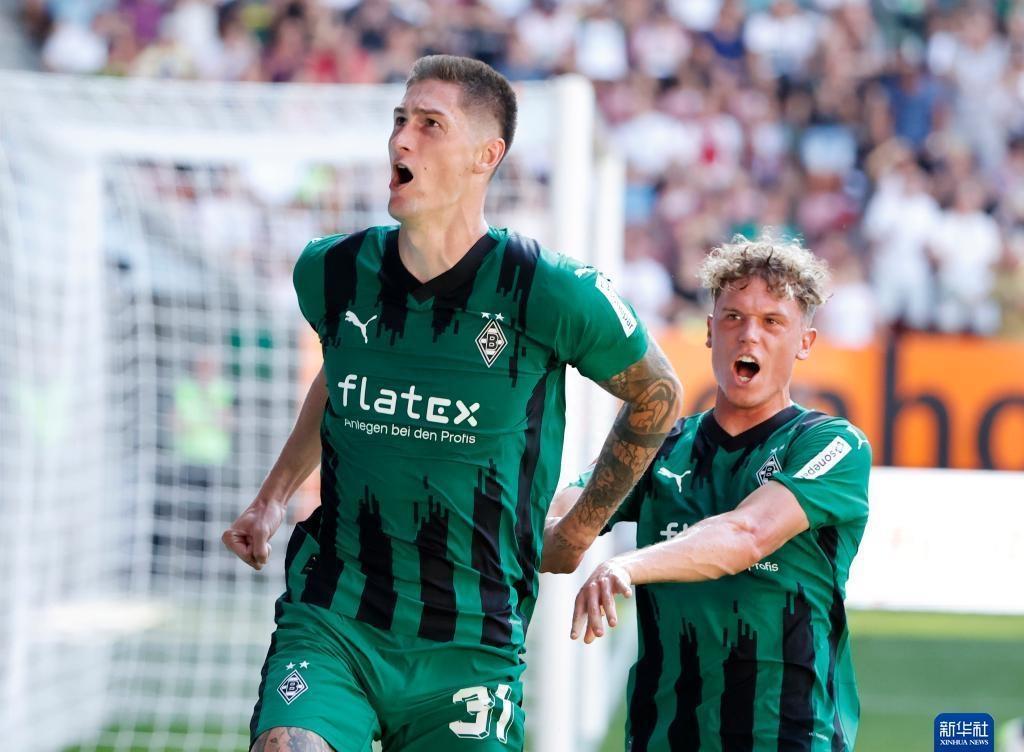 门兴格拉德巴赫队球员全力以赴备战下一场比赛的简单介绍