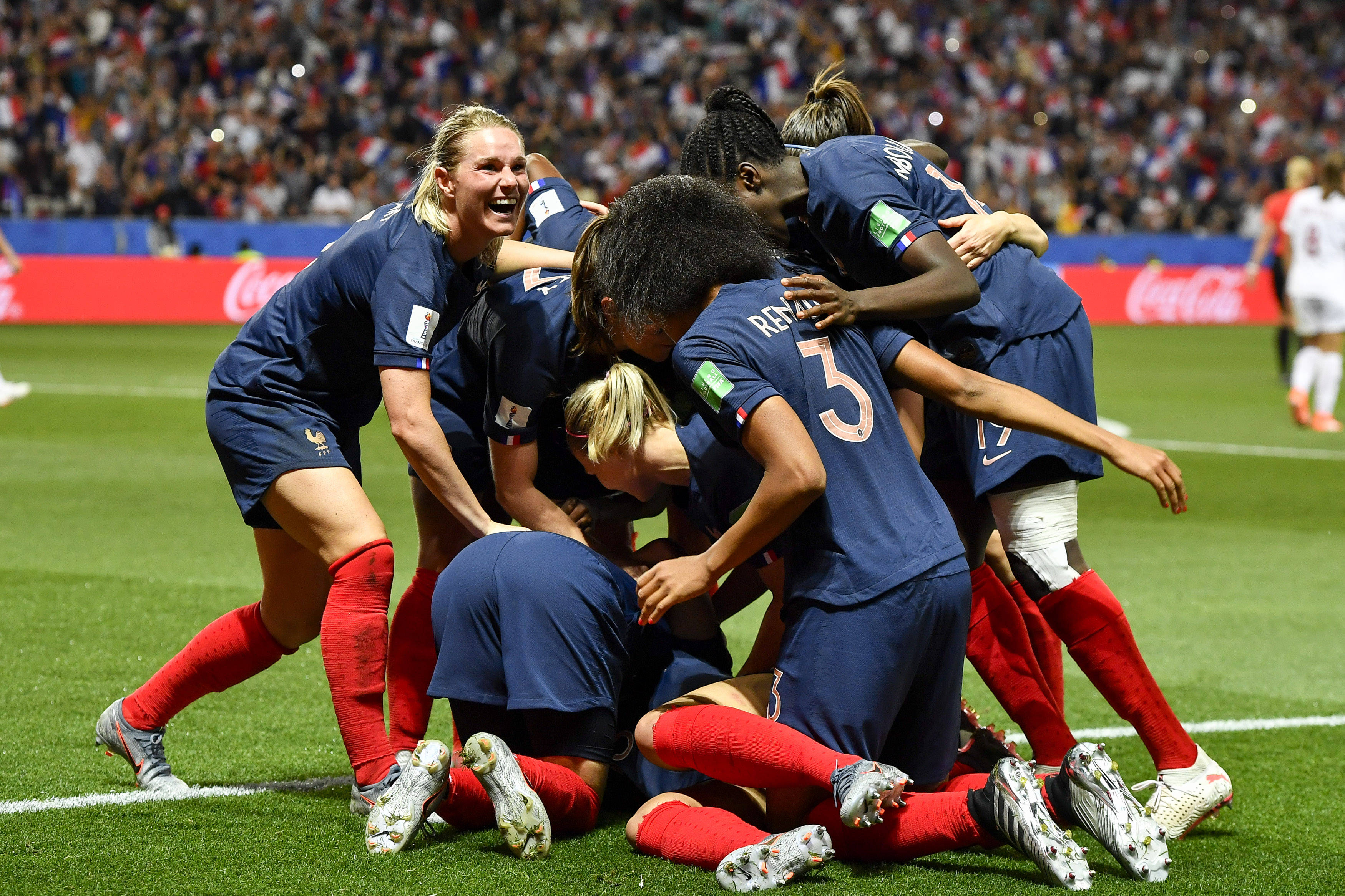 巴西女足队员在比赛中大放异彩