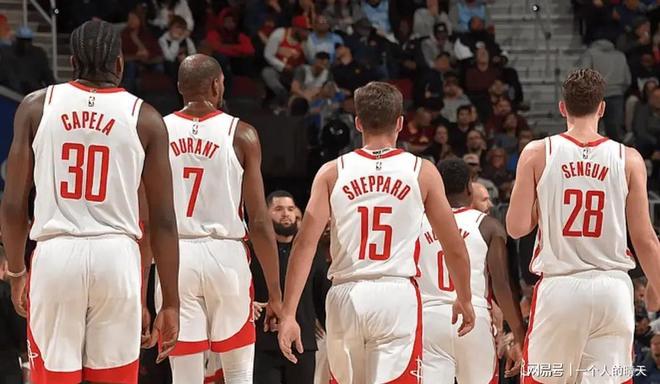 深圳队横扫掘金,范弗利特带队取胜 深圳队横扫掘金,范弗利特带队取胜