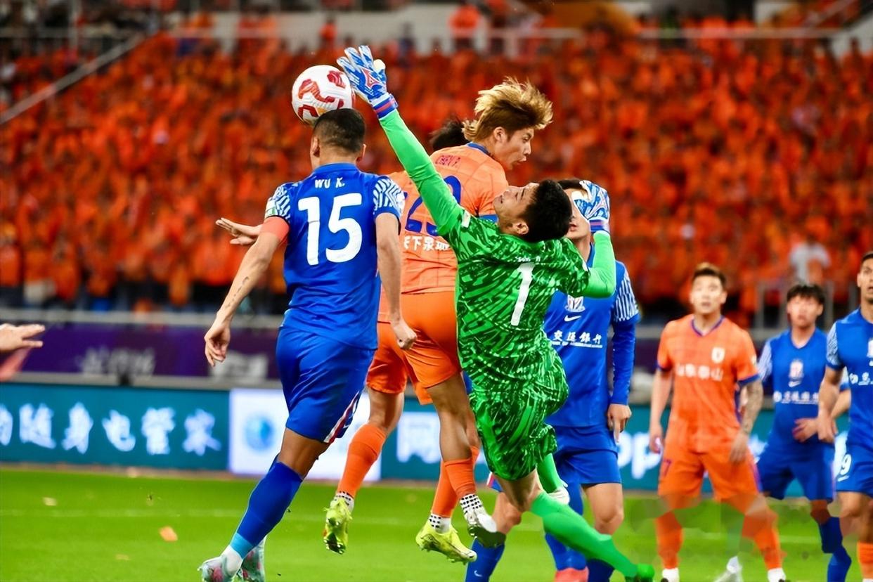 关于精英足球赛场上状态火热，球员斩获佳绩的信息