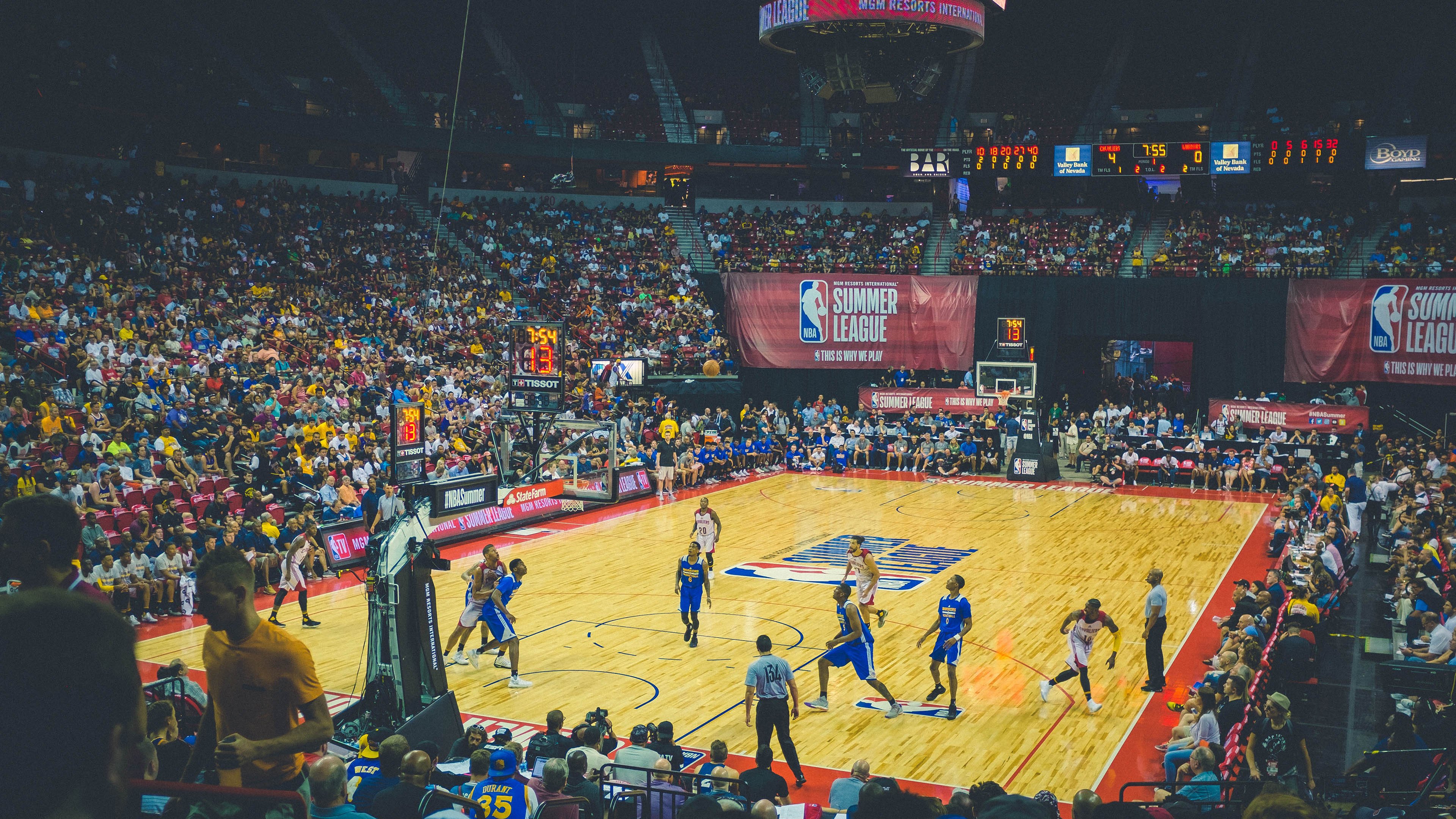 战场与球场，乌克兰的生死战与阿圭罗的生涯之夜—两个取胜美国的平行叙事