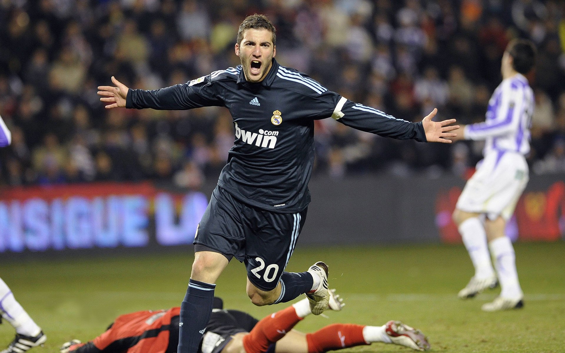 赛道上的绝对统治，红牛横扫索伯，诺里斯闪耀全场